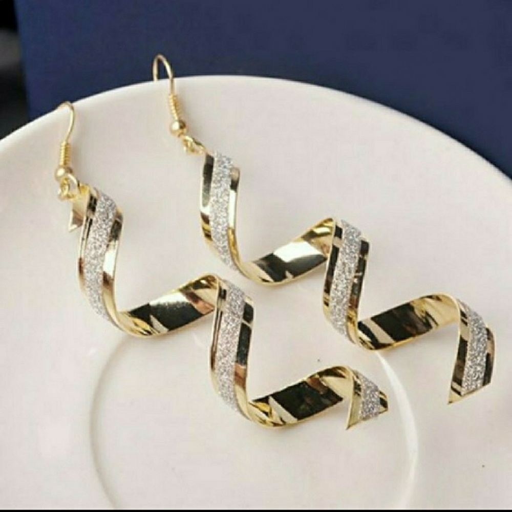 🎀Dazzling Golden Lady Twist Earings - Picture 2 of 7